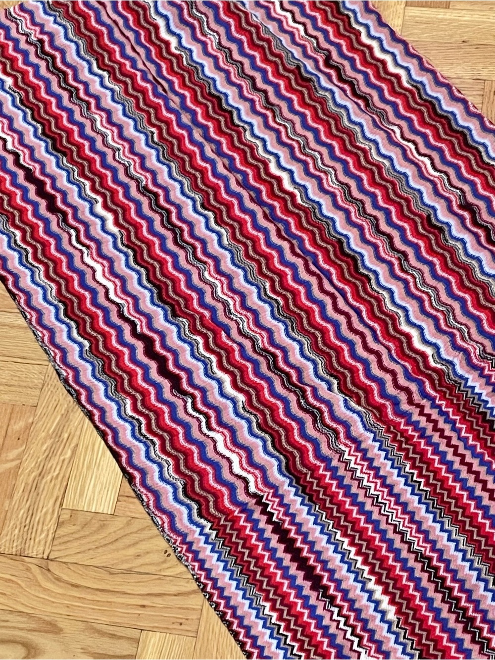 NWOT~MISSONI~Zigzag Fringe Scarf/Shawl, 70"x25", Pink/Red Multi - Picture 4 of 6